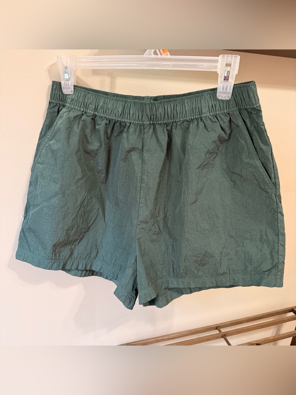 TNA Aritzia Green Nylon Pull-On Shorts Women’s Size Medium